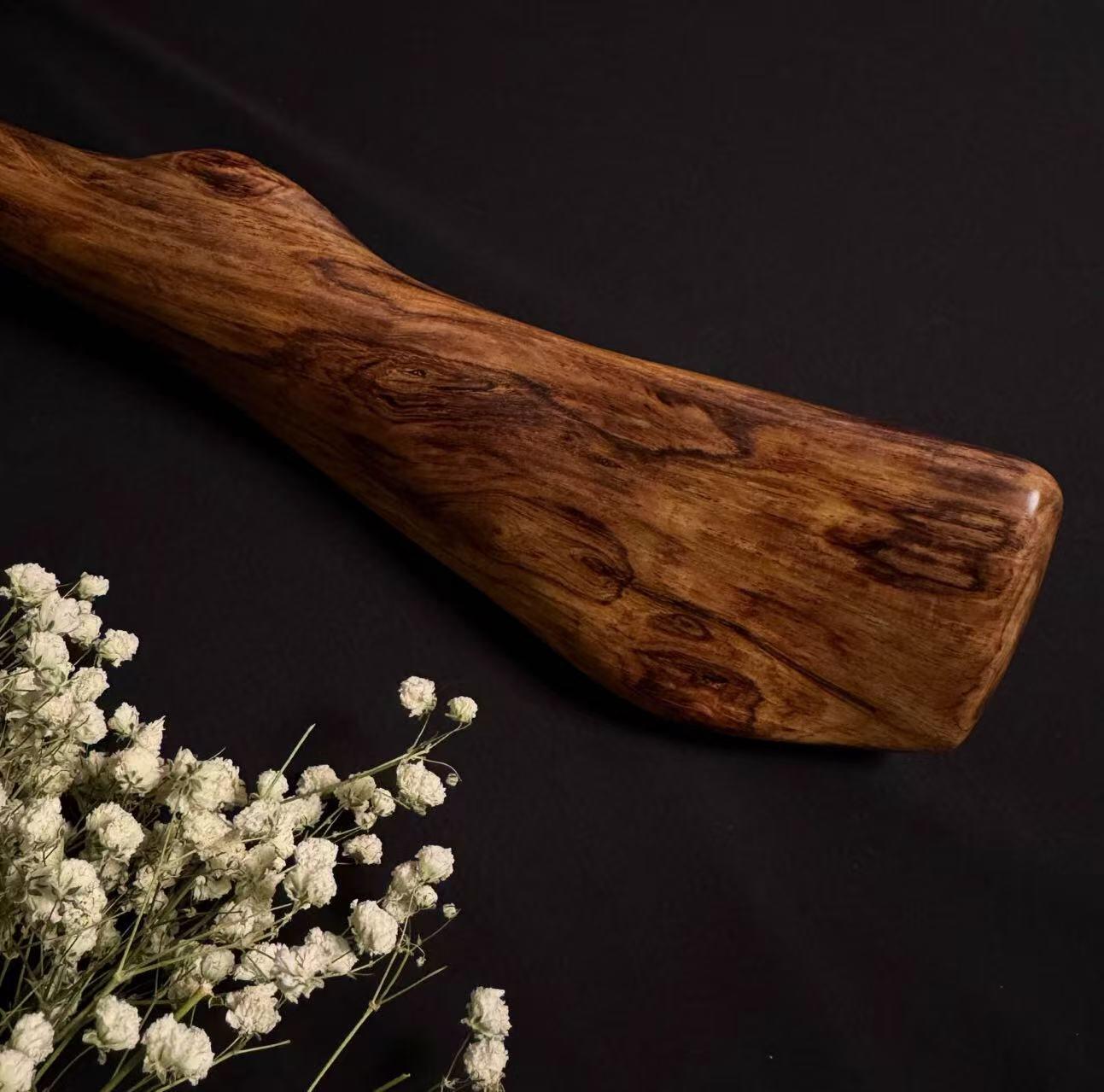 零元拍：终于在节前收到这批送出去加工的海南黄花梨随型把玩棍横财，这也许就是玩木头的乐趣吧，每一个花纹都独一无二，是自然与匠心的完美邂逅。 它保留了木材最本真的曲线，每一处起伏都像是时光在木头上留下的指纹。尺寸：540/70/30MM