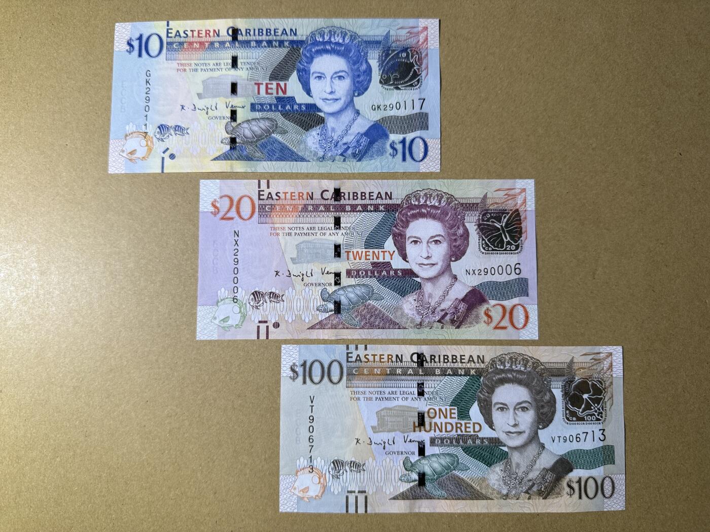 《艾美收藏》第232期-2.22周日外币靓号精品场(春节首拍) 东加勒比10、20、100元3张 UNC 全程无4