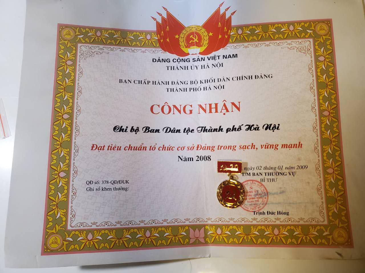 韵星假日军品类拍卖第42期 -- Rimey Holidays Militaria Auction 42 越南社会主义共和国陈永敦在党优秀服务奖章奖状一套带光荣在党30年奖章