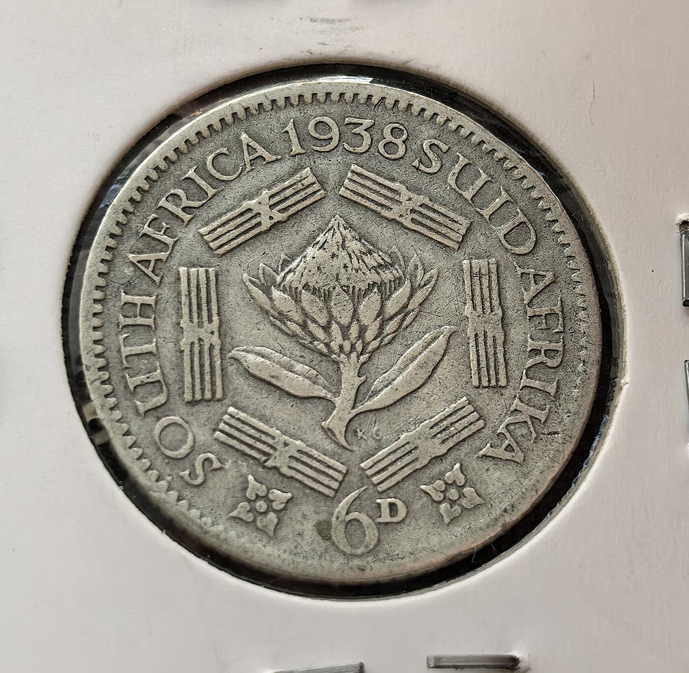 外国优质老铜币银币，周日九点倒数截拍，满百包邮，持续收拍，初八发货 南非1938年6便士银币，正面是英王乔治六世的头像，象征着南非作为英联邦自治领的地位；背面的帝王花与南非国徽，既代表了南非的国花，也体现了其多元文化与殖民历史背景。