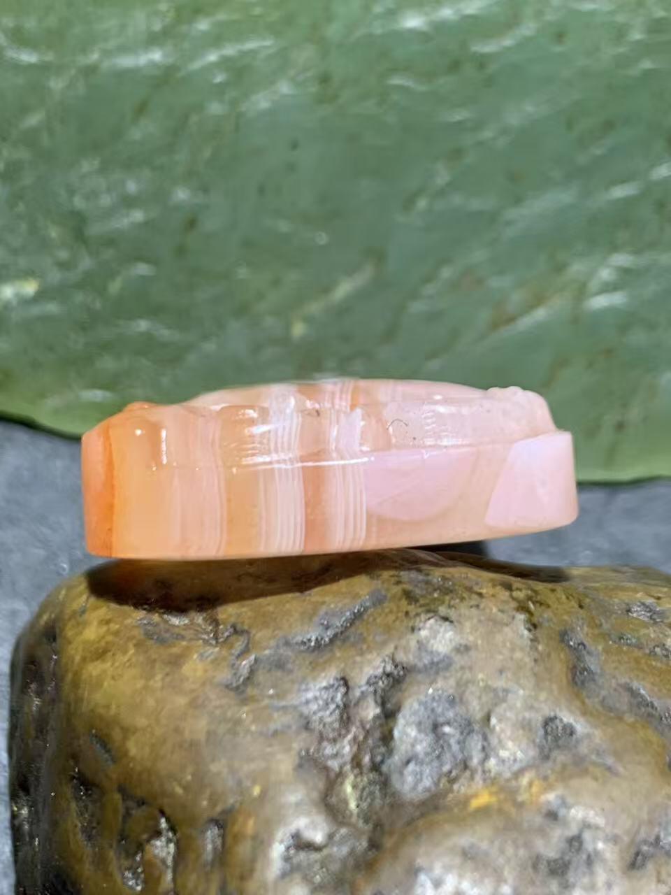 川料红白千层纹南红玛瑙雕刻瑞兽吊坠一个