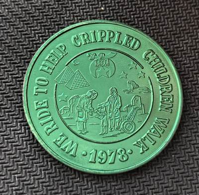 外国优质老铜币银币，周日九点倒数截拍，满百包邮，持续收拍，初八发货 - 美国路易斯安那州1978 年绿色金属纪念章，新奥尔良市耶路撒冷圣殿俱乐部发行。正面的 “WE RIDE TO HELP CRIPPLED CHILDREN WALK” 字样，表明它是为帮助残疾儿童康复而发起的慈善骑行活动纪念章，见证了美国民间慈善与共济会文化的融合。