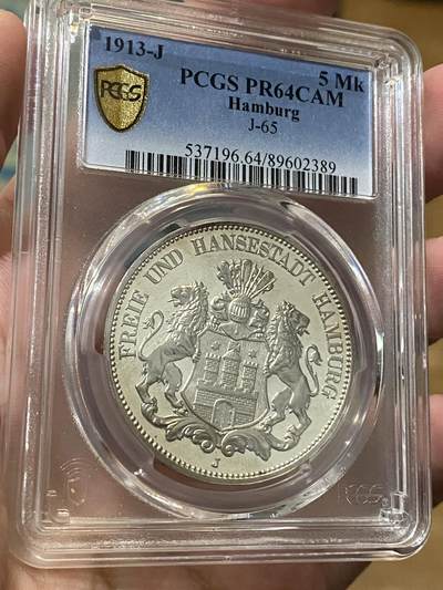 万国钱币拍卖第061期（马年首拍） PCGS PR64CAM 1913年德国汉堡自由市长翅精制5马克 银霜喷砂纯黑底板 水波纹精制镜面 经典自由市双狮邦徽 如洁白银雪一般的精制颗粒感裹身足以比肩现代币工艺的视觉享受 无法言语的极致美感 只有实物上手才能完全感受其震撼 PCGS唯二冠军分（正面骑士头盔处评级盒轻微磨损）