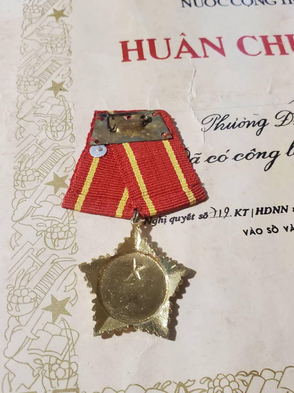 韵星假日军品类拍卖第42期 -- Rimey Holidays Militaria Auction 42 越南社会主义共和国陈文欢二级抗战勋章带证书一套 实发抗美越战事迹 好品