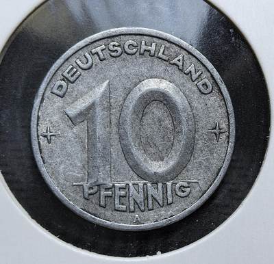 外国优质老铜币银币，周日九点倒数截拍，满百包邮，持续收拍，初八发货 - 东德1949年10芬尼A版，属于德意志民主共和国成立初期的货币。正面以 “DEUTSCHLAND” 与面值彰显主权，背面的齿轮与麦穗图案象征工农联盟，见证了二战后德国分裂与东德社会主义政权的建立。