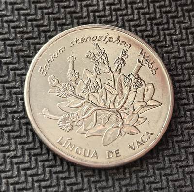 外国优质老铜币银币，周日九点倒数截拍，满百包邮，持续收拍，初八发货 - 佛得角牛舌草10 埃斯库多纪念币。正面是佛得角共和国国徽，象征国家主权；背面的植物是牛舌草，这是佛得角特有的珍稀植物，体现了这个西非岛国独特的生物多样性与自然遗产。