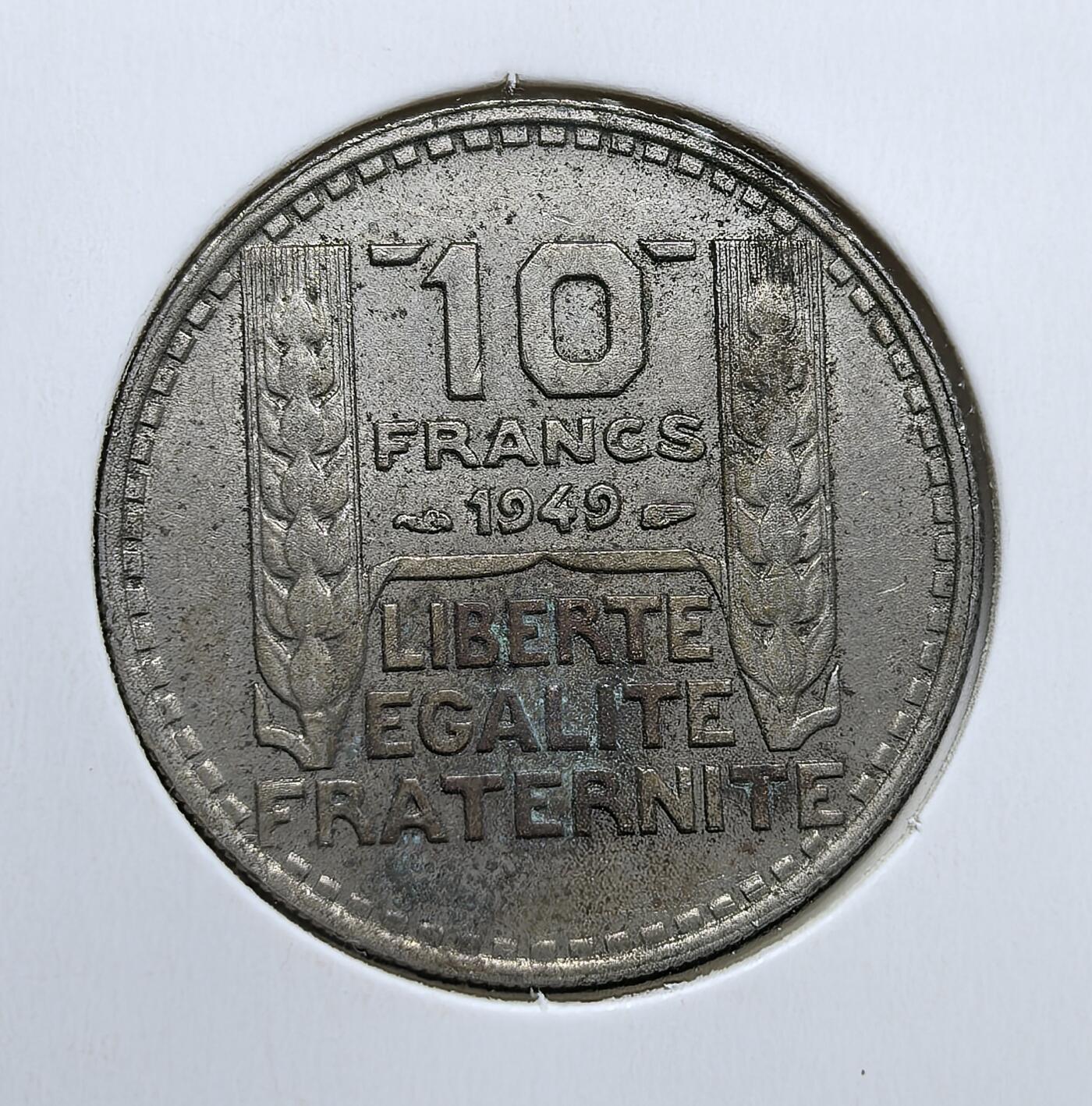 外国优质老铜币银币，周日九点倒数截拍，满百包邮，持续收拍，初八发货 法兰西第四共和国1949 年10法郎。正面的玛丽安娜头像象征法兰西共和精神，背面的 “自由、平等、博爱” 格言与麦穗图案，体现了二战后法国重建的共和理念，见证了战后经济复苏与货币体系的重塑。