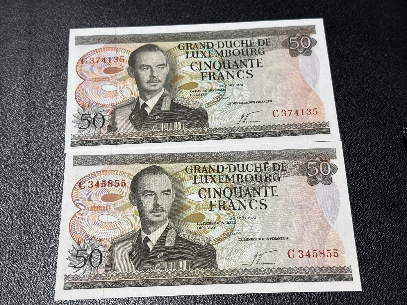 《外钞收藏家》第六百一十二期（ 精选场）（长期征集拍品、欢迎藏友们联系合作） 1972年卢森堡50法郎 2张一起 全新UNC