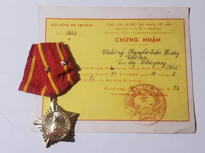 韵星假日军品类拍卖第42期 -- Rimey Holidays Militaria Auction 42 - 越南社会主义共和国二级抗战勋章带证书一套 证书奖改勋 勋章铜镀金越战抗美实际 好品