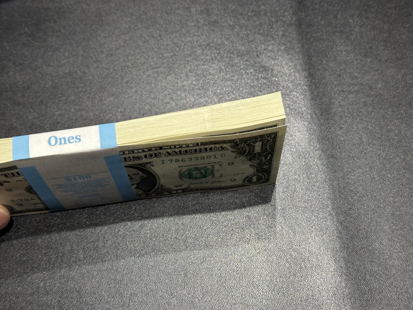 《外钞收藏家》第六百一十二期（ 精选场）（长期征集拍品、欢迎藏友们联系合作） 2021年美国1美元 标准100连号 全新 尾801-900