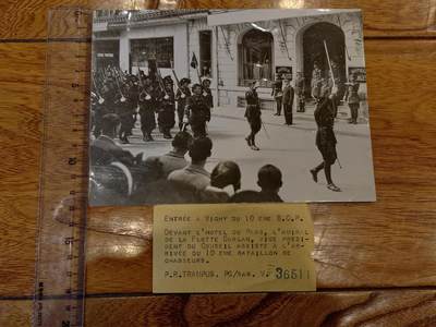 凯旋世界勋赏（持续上新中）（第22期新年大拍）（欢迎送拍）（对拍品有疑问请询问客服，不接受到手刀，出价默认拍品品相。请认真阅读拍卖规则！出价默认已认可！）（收到货请录制开箱视频，无视频概不处理问题。） - 维希市的 Hôtel du Parc（公园酒店）门前，这是维希政权元首贝当元帅的官邸。  - 事件：第10猎兵营在维希市进行入城式，海军元帅达尔朗（Amiral Darlan）作为副总统，在酒店阳台上检阅部队。  - 细节：照片中可以看到“HOTEL MAJESTIC”的招牌，确认了地点在维希市中心；猎兵部队举着军旗，步伐整齐，仪式感强烈。