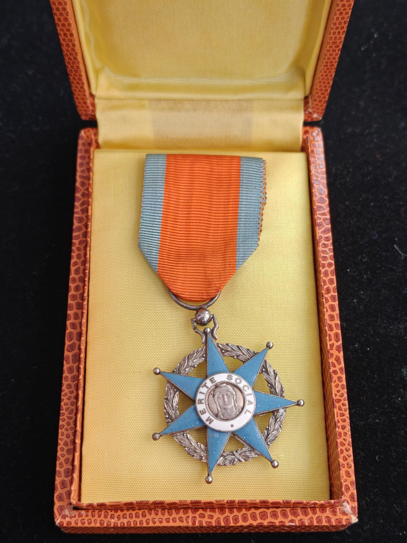 马到成功 迎新年  精品专场 法国骑士级社会功绩勋章 授予谢勒镇的 乔瑟琳 弗朗德夫人