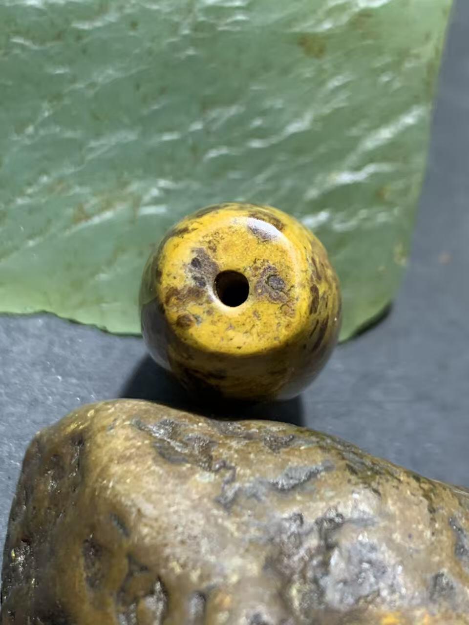 精美草花纹战国红玛瑙随形桶珠一个