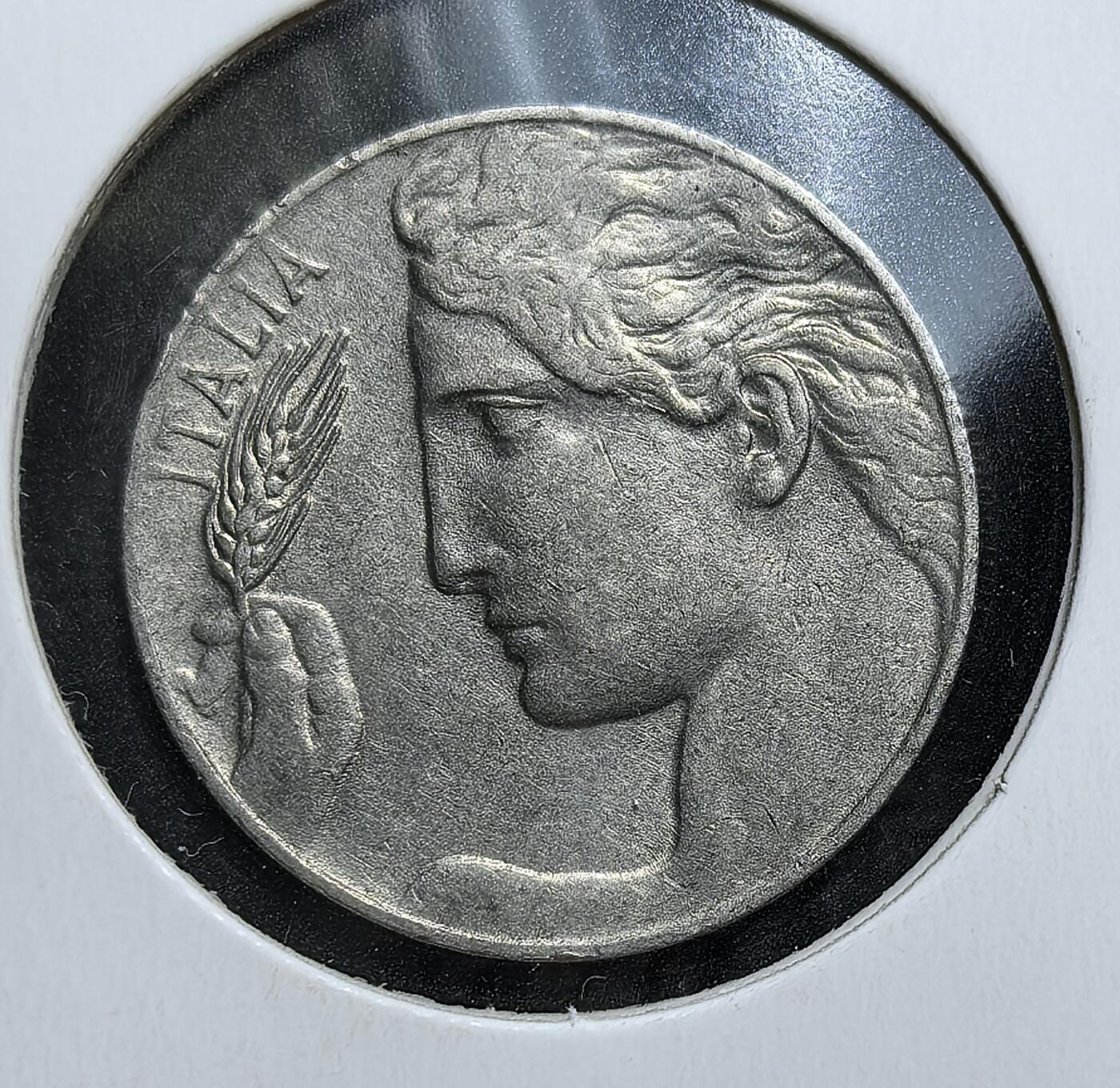 外国优质老铜币银币，周日九点倒数截拍，满百包邮，持续收拍，初八发货 好品意大利王国1921 年20 分镍币。正面是象征意大利的女性头像，手持麦穗，代表农业与国家繁荣；背面的飞翔胜利女神图案，搭配意大利国徽与面值 “C.20”，是一战后意大利宣扬民族荣耀、提振经济的货币符号，见证了法西斯主义崛起前的社会动荡。