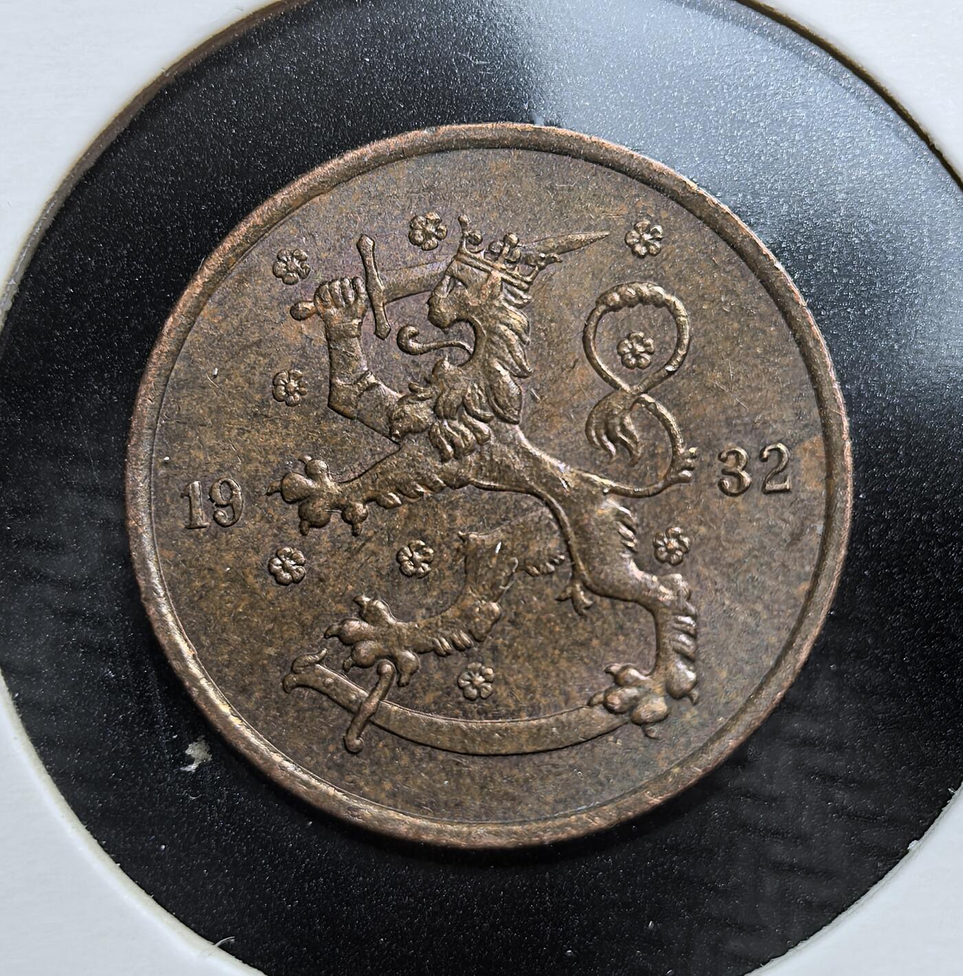 外国优质老铜币银币，周日九点倒数截拍，满百包邮，持续收拍，初八发货 芬兰1932年5盆尼铜币，属于芬兰共和国早期流通货币。正面为芬兰国徽 “持剑雄狮”，背面是面值与花卉纹饰。它诞生于两次世界大战之间，见证了芬兰独立初期的经济稳定，后因二战通胀逐渐退出流通。