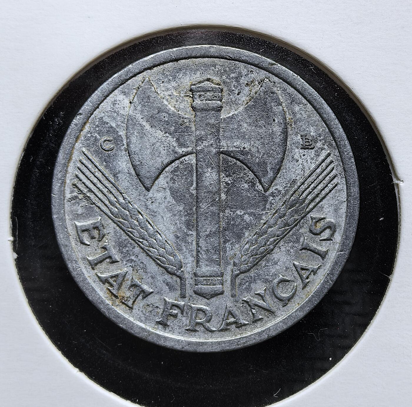 外国优质老铜币银币，周日九点倒数截拍，满百包邮，持续收拍，初八发货 维希法国1944年1法郎C版，是二战时期法国傀儡政权的流通货币。正面的束棒与麦穗象征极权与农业，背面的 “劳动、家庭、祖国” 是维希政权的核心口号，见证了法国被占领时期的屈辱历史。