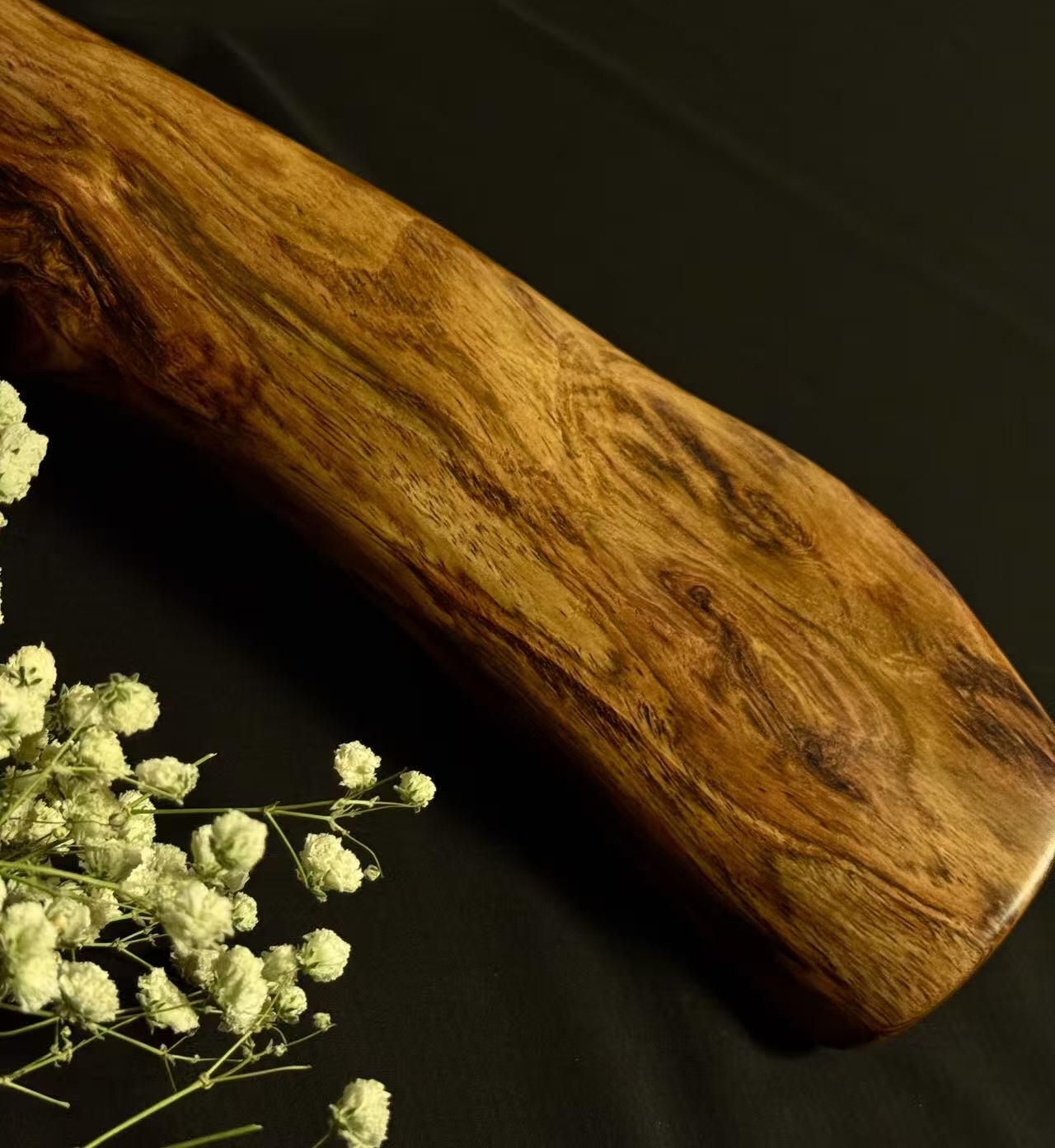 零元拍：终于在节前收到这批送出去加工的海南黄花梨随型把玩棍横财，这也许就是玩木头的乐趣吧，每一个花纹都独一无二，是自然与匠心的完美邂逅。 它保留了木材最本真的曲线，每一处起伏都像是时光在木头上留下的指纹。尺寸：540/70/30MM