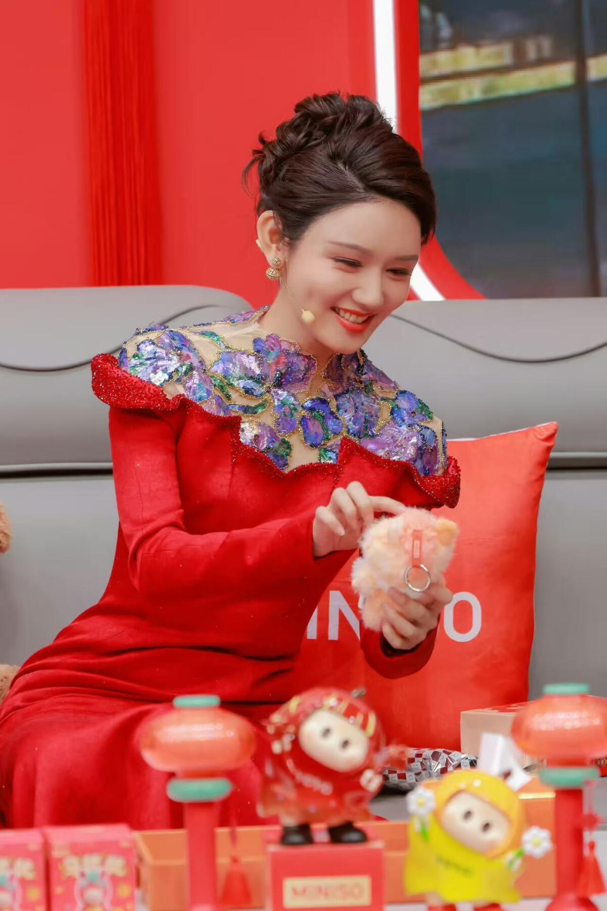 零元拍：整整一天，咋都问有没有马凡舒有没有马凡舒，现在统一回答：有！还有凡凡的祝福，香香的“心愿达成”！“春晚三美”龙洋、马凡舒、刘心悦以及总导演于蕾老师合签中央广播电视总台✖️CMG看点✖️总台文创联合出品CMG《骐骥驰骋》中国福！愿大家马上有财，马上暴富，马上金榜题名，马上抱得美人归！！（由于昨天的拍卖就被人盗图发了🍠，被发现后才删除，今天的福气又有于导亲题“幸福”