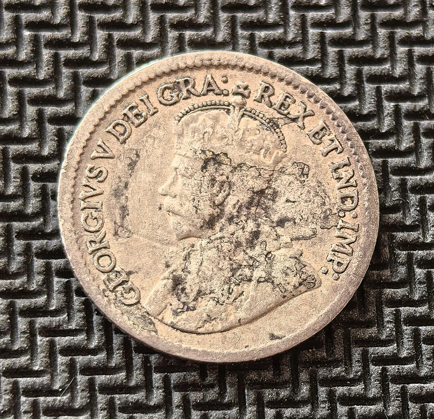 外国优质老铜币银币，周日九点倒数截拍，满百包邮，持续收拍，初八发货 纽芬兰1917年5 分银币，发行于一战期间。正面为英王乔治五世像，铭文彰显其作为纽芬兰君主与印度皇帝的权威；背面标注 “NEWFOUNDLAND”，见证了纽芬兰作为英国自治领的特殊地位，直至 1949 年加入加拿大。