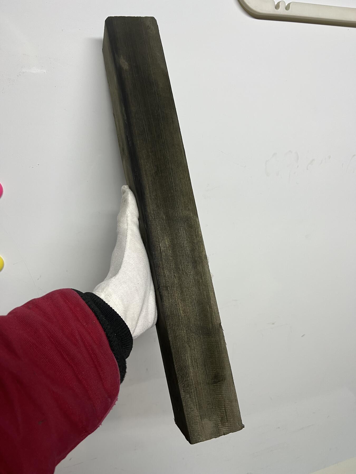 零元拍：NO.7 爆满金丝祖母绿乌木金丝楠  做镇尺 刀把，无需打磨就已经金光闪闪。满金丝药香，尺寸约：44/5.54.8厚CM。