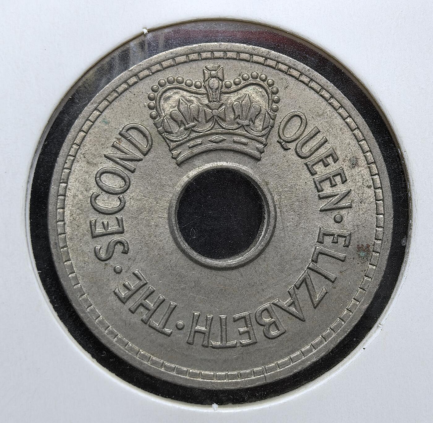 外国优质老铜币银币，周日九点倒数截拍，满百包邮，持续收拍，初八发货 斐济1965年1 便士，发行于斐济作为英国殖民地的末期。正面以 “FIJI PENNY” 标注国名与面值，背面的王冠与 “QUEEN ELIZABETH THE SECOND” 彰显英国殖民权威，见证了斐济殖民体系的尾声与独立运动的酝酿。