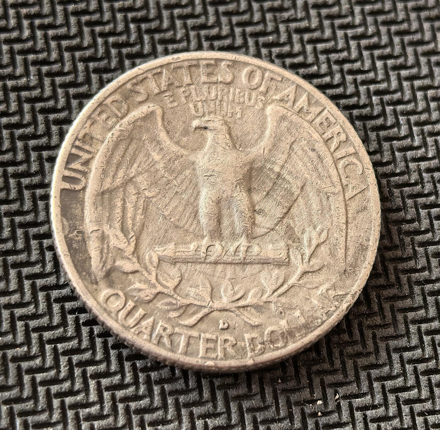 外国优质老铜币银币，周日九点倒数截拍，满百包邮，持续收拍，初八发货 美国1958年25美分银币D版（华盛顿头像版），发行于冷战初期美国经济高速增长期。正面为开国总统华盛顿像，铭文 “IN GOD WE TRUST” 彰显国家信仰；背面的白头鹰国徽象征美国霸权崛起，是战后美国货币体系与全球影响力的重要见证。