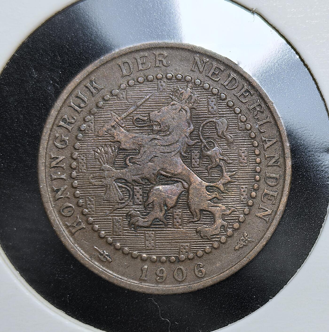 外国优质老铜币银币，周日九点倒数截拍，满百包邮，持续收拍，初八发货 荷兰1906年1分铜币，正面是荷兰国徽中的持剑雄狮图案 彰显了荷兰王国的主权；背面的月桂枝与水果花环，象征着荷兰的物产与繁荣，也见证了 20 世纪初荷兰作为殖民帝国的稳定时期。