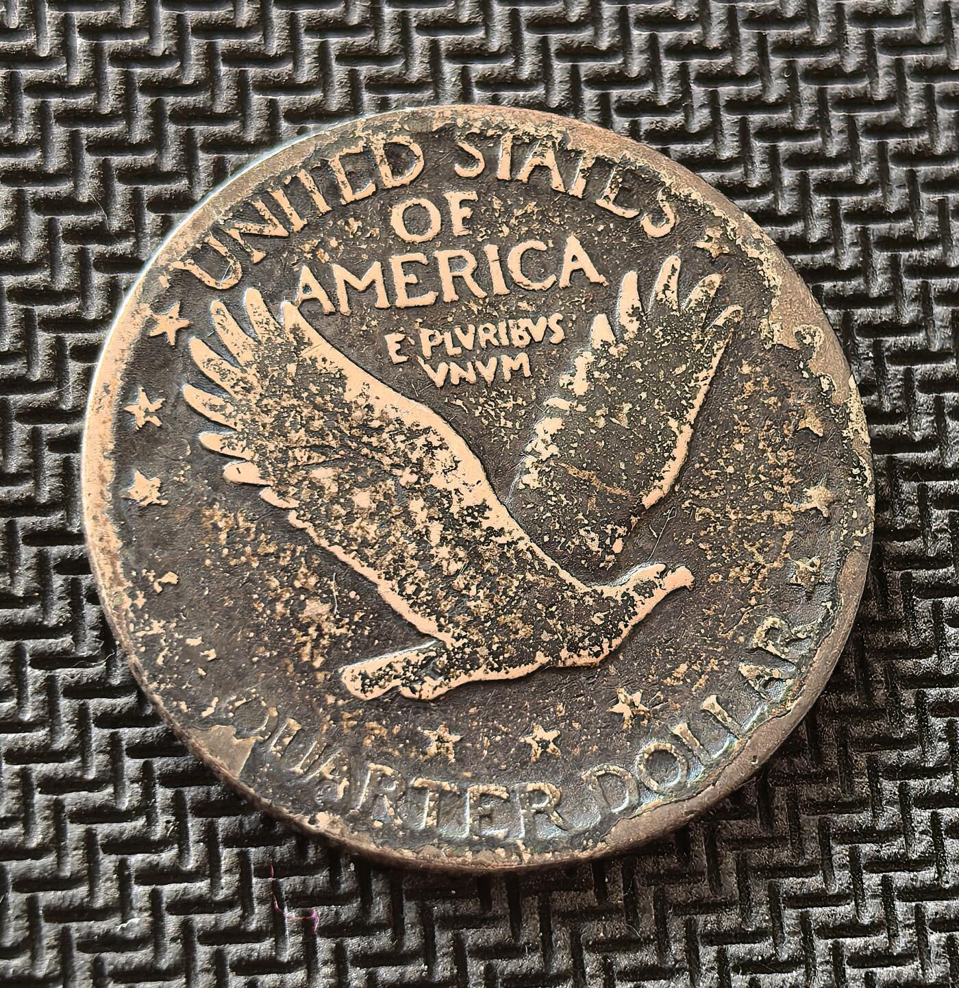 外国优质老铜币银币，周日九点倒数截拍，满百包邮，持续收拍，初八发货 美国1927年25 美分银币（站立自由女神版），发行于 “咆哮的二十年代” 经济繁荣期。正面的自由女神象征美国精神，背面的飞鹰彰显国家力量，是美国在一战后崛起为世界强国的时代见证。