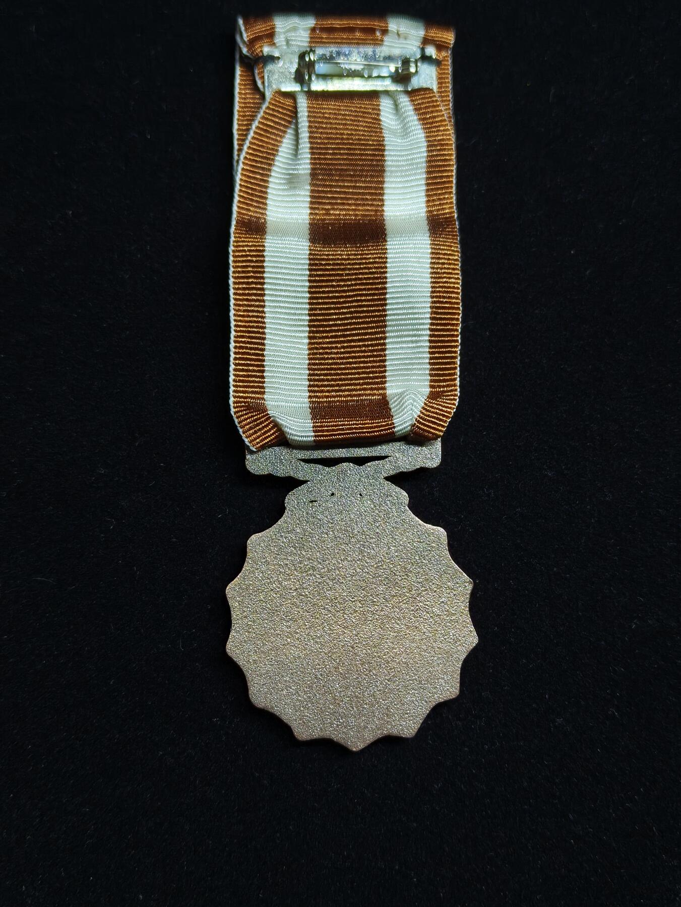 马到成功 迎新年  精品专场 莱索托王国铜级军事服役奖章   授予为莱索托王国服役满10年且无过错的军人，作为一个国中之国，莱索托王国人口仅仅230万，军队更是少的可怜仅仅只有三千人这还是陆海空三军