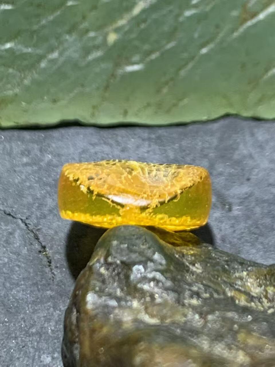 精美桔皮纹原皮蜜蜡随形饼子一个！！