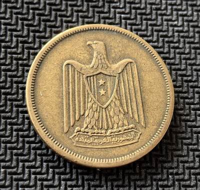 外国优质老铜币银币，周日九点倒数截拍，满百包邮，持续收拍，初八发货 - 埃及联合共和国1960年10米利姆，发行于纳赛尔革命后的民族主义时期。正面的萨拉丁之鹰国徽，象征着埃及追求阿拉伯统一的理想；背面的面值与伊斯兰历纪年，体现了埃及独特的伊斯兰与现代融合的国家身份，见证了后殖民时代埃及的政治转型与民族复兴浪潮。