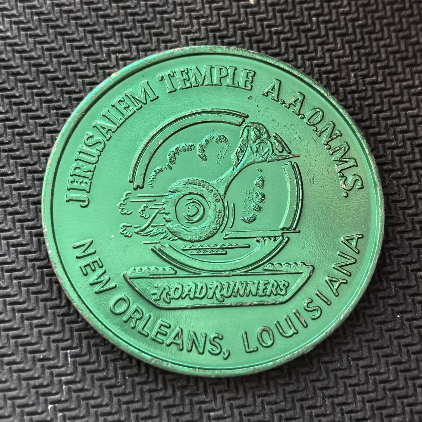 外国优质老铜币银币，周日九点倒数截拍，满百包邮，持续收拍，初八发货 美国路易斯安那州1978 年绿色金属纪念章，新奥尔良市耶路撒冷圣殿俱乐部发行。正面的 “WE RIDE TO HELP CRIPPLED CHILDREN WALK” 字样，表明它是为帮助残疾儿童康复而发起的慈善骑行活动纪念章，见证了美国民间慈善与共济会文化的融合。