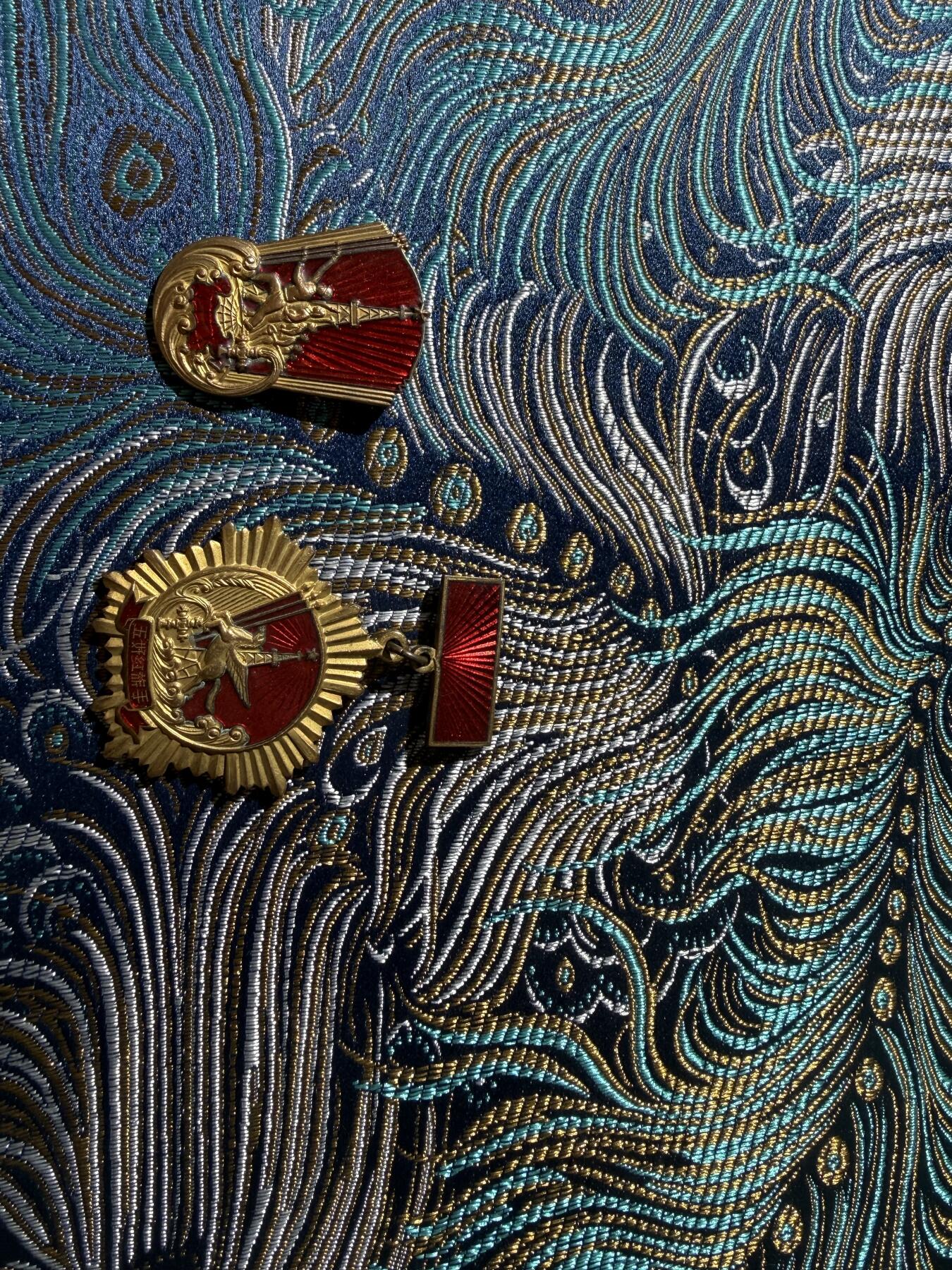 松辽石油纪念章一对