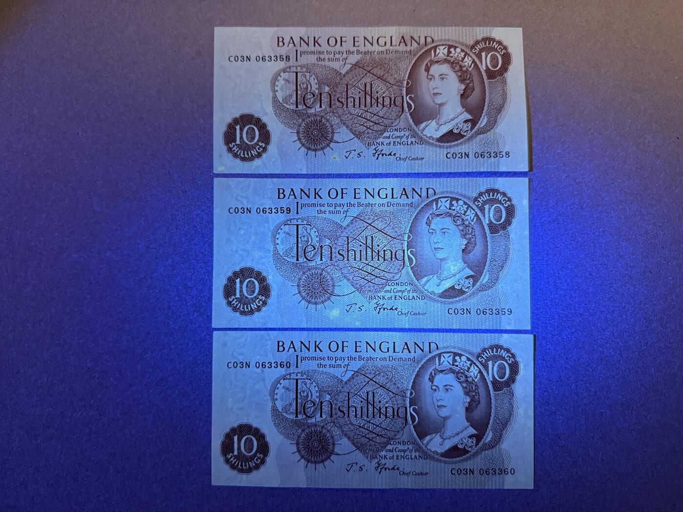 《艾美收藏》第232期-2.22周日外币靓号精品场(春节首拍) 英格兰10先令3张 UNC- C序列 连号3张 全程无47 局部荧光