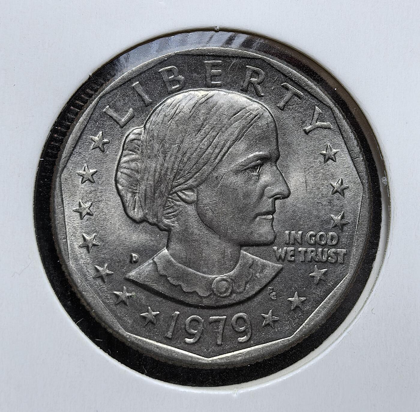 外国优质老铜币银币，周日九点倒数截拍，满百包邮，持续收拍，初八发货 美国1979年苏珊・安东尼 1 美元，是美国首枚印有女性形象的流通硬币。正面为女权领袖苏珊・安东尼头像，背面是美国国鸟白头海雕，它的发行旨在推广美元硬币化，却因与 25 美分硬币相似而流通不畅，见证了美国货币改革与女性权益运动的交织。