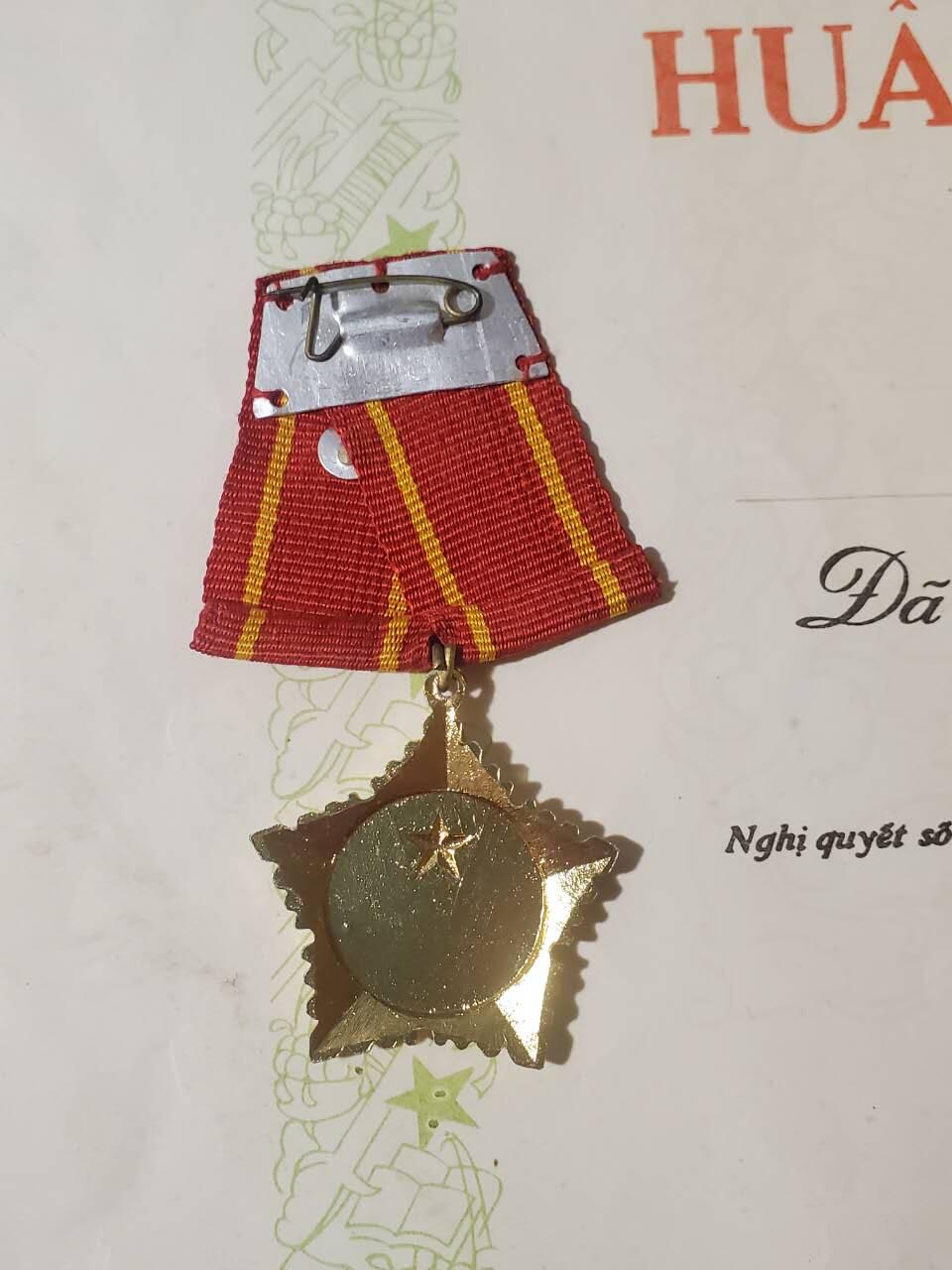 韵星假日军品类拍卖第42期 -- Rimey Holidays Militaria Auction 42 越南社会主义共和国陈永敦三级抗战勋章带证书一套 实发抗美越战事迹 好品