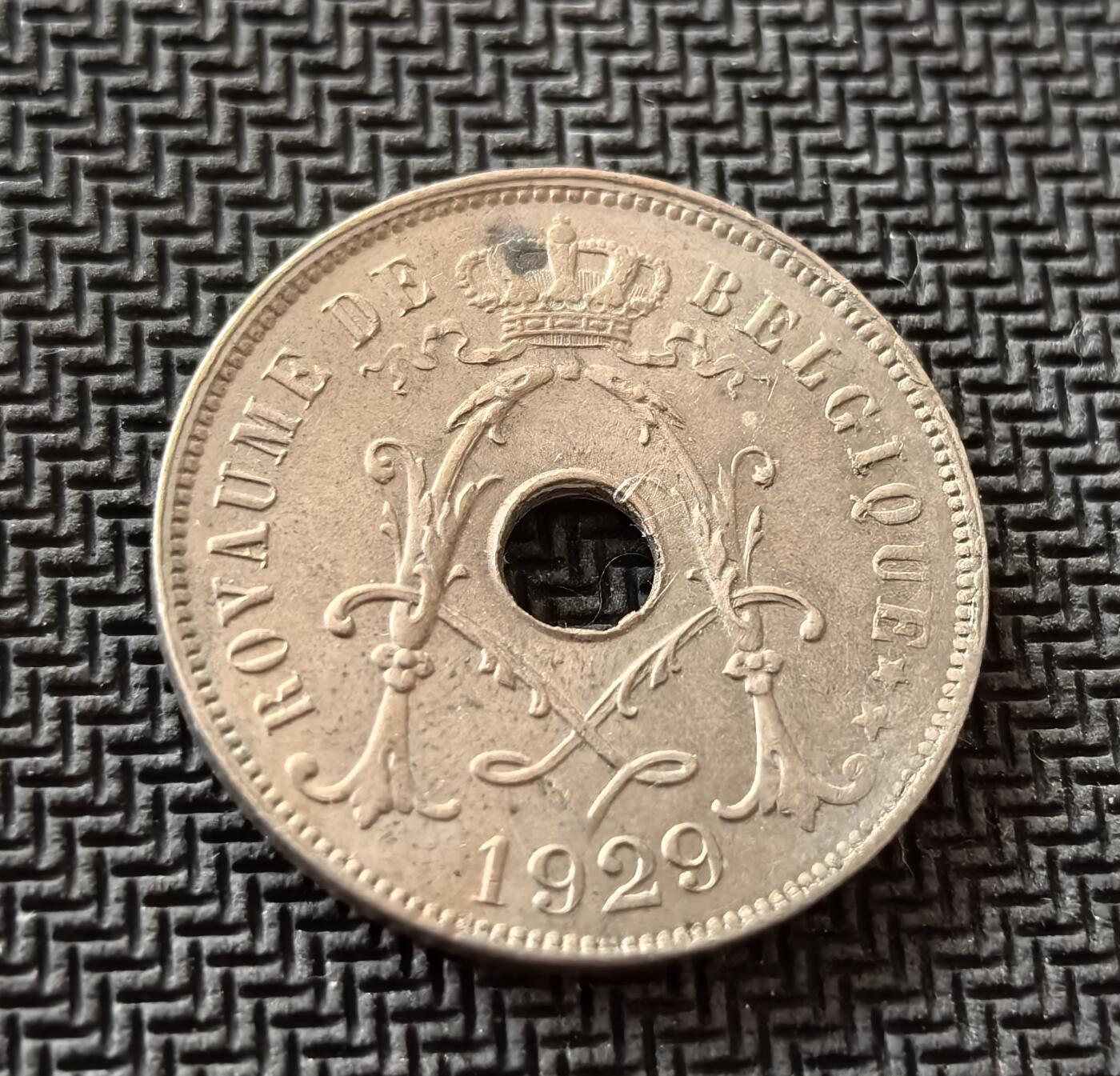 外国优质老铜币银币，周日九点倒数截拍，满百包邮，持续收拍，初八发货 比利时1929年25 生丁，发行于两次世界大战之间的稳定时期。正面的月桂枝纹饰与面值，体现了比利时的币制传统；背面的王冠，彰显了比利时王国的君主立宪政体，见证了其在两次大战间的和平发展阶段。