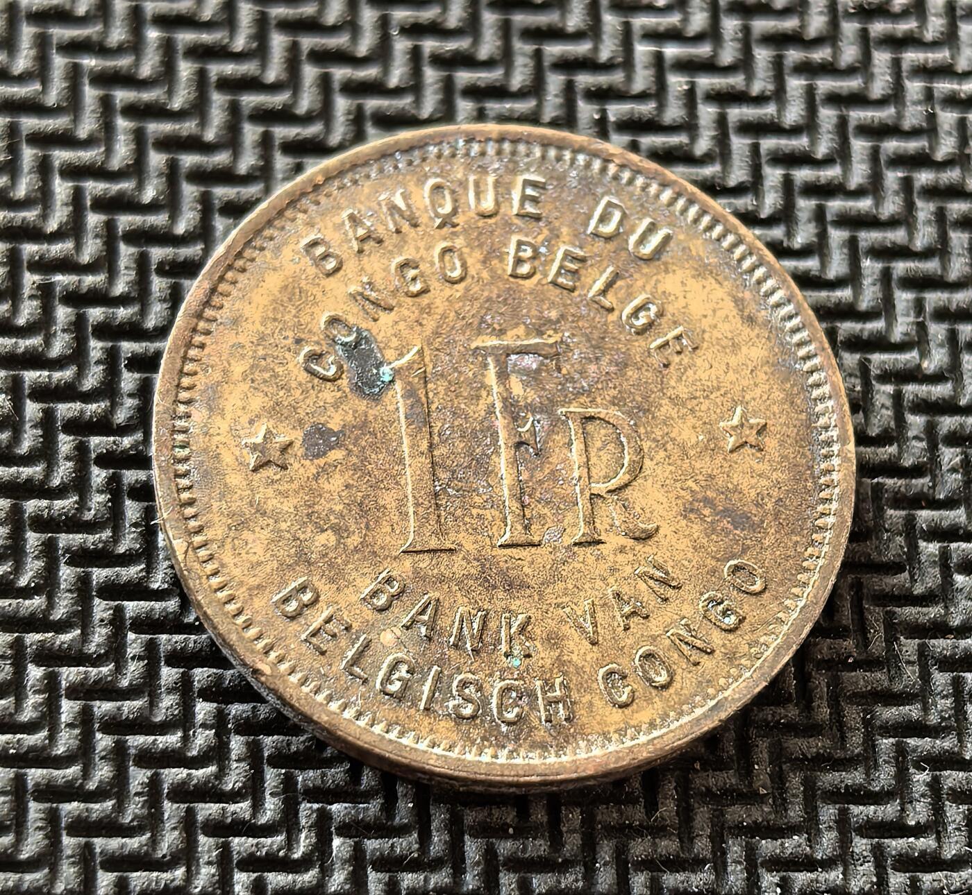 外国优质老铜币银币，周日九点倒数截拍，满百包邮，持续收拍，初八发货 比属刚果1949年1 法郎铜币，发行于比利时殖民统治末期。正面的法、荷双语铭文，体现了比利时殖民体系的语言特色；背面的非洲象图案，是殖民当局对当地自然资源的象征化表达，见证了比属刚果在殖民经济下的历史，以及战后走向独立的进程。