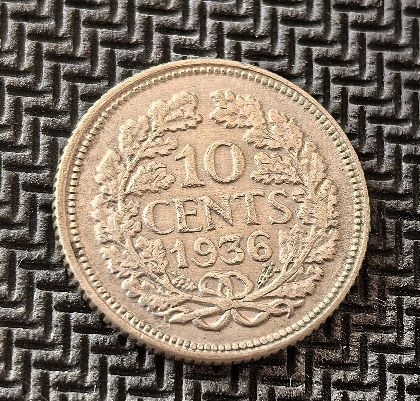 外国优质老铜币银币，周日九点倒数截拍，满百包邮，持续收拍，初八发货 荷兰1936年10分银币，发行于威廉敏娜女王统治末期。正面为女王像，彰显君主立宪制下的王室权威；背面的橡叶纹饰象征国家荣耀，见证了二战前荷兰的稳定与殖民帝国余晖，是荷兰近代货币史的重要载体。