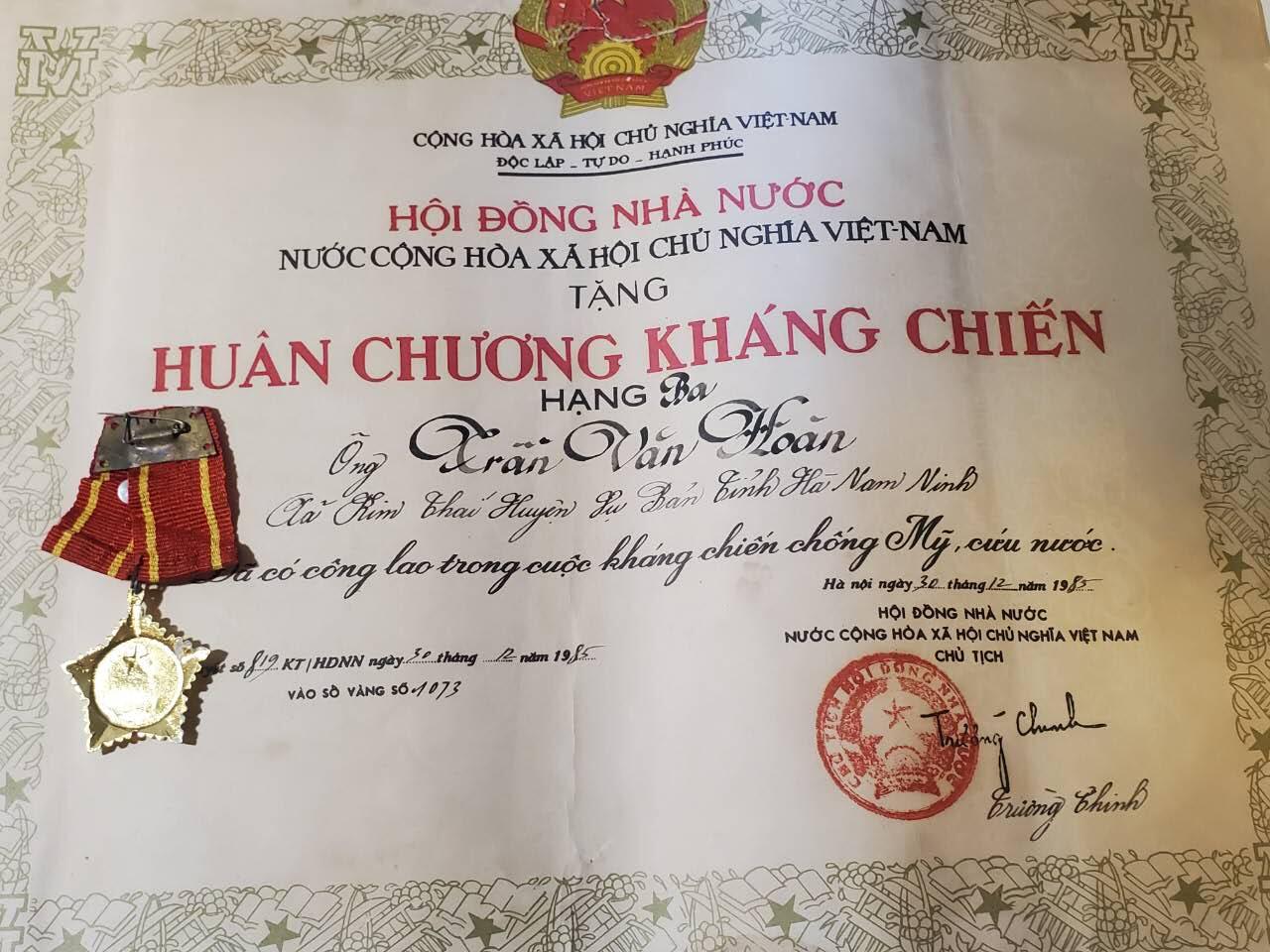 韵星假日军品类拍卖第42期 -- Rimey Holidays Militaria Auction 42 越南社会主义共和国陈文欢三级抗战勋章带证书一套 实发抗美越战事迹 好品