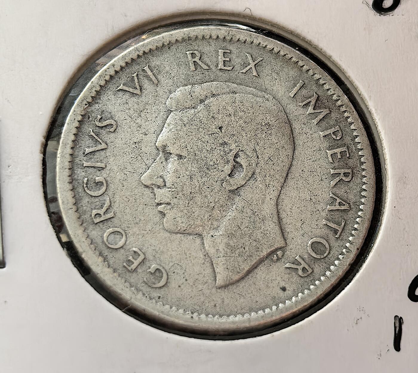 外国优质老铜币银币，周日九点倒数截拍，满百包邮，持续收拍，初八发货 南非1938年6便士银币，正面是英王乔治六世的头像，象征着南非作为英联邦自治领的地位；背面的帝王花与南非国徽，既代表了南非的国花，也体现了其多元文化与殖民历史背景。