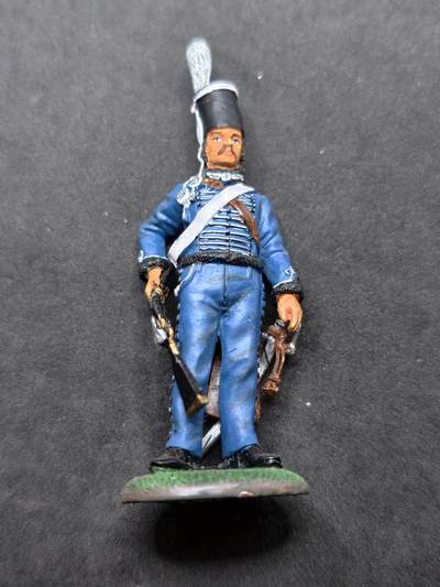 凯旋世界勋赏（持续上新中）（第22期新年大拍）（欢迎送拍）（对拍品有疑问请询问客服，不接受到手刀，出价默认拍品品相。请认真阅读拍卖规则！出价默认已认可！）（收到货请录制开箱视频，无视频概不处理问题。） - - Soldat / Trooper：代表普鲁士第7骠骑兵团的一名普通骑兵。 ​ - 人偶的亮蓝色骠骑兵制服、华丽的绳结装饰和弯刀，是1806年普鲁士轻骑兵的典型装束。