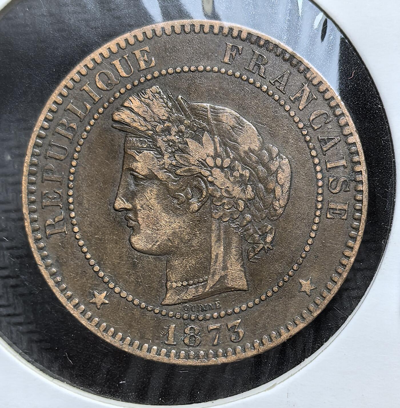 外国优质老铜币银币，周日九点倒数截拍，满百包邮，持续收拍，初八发货 法兰西第三共和国1873年10 生丁铜币。正面是象征共和精神的玛丽安娜头像，铭文  彰显国家认同；背面的月桂枝环与自由、平等、博爱，是第三共和国的核心政治口号，见证了普法战争后法国共和制的巩固与货币体系的重建。