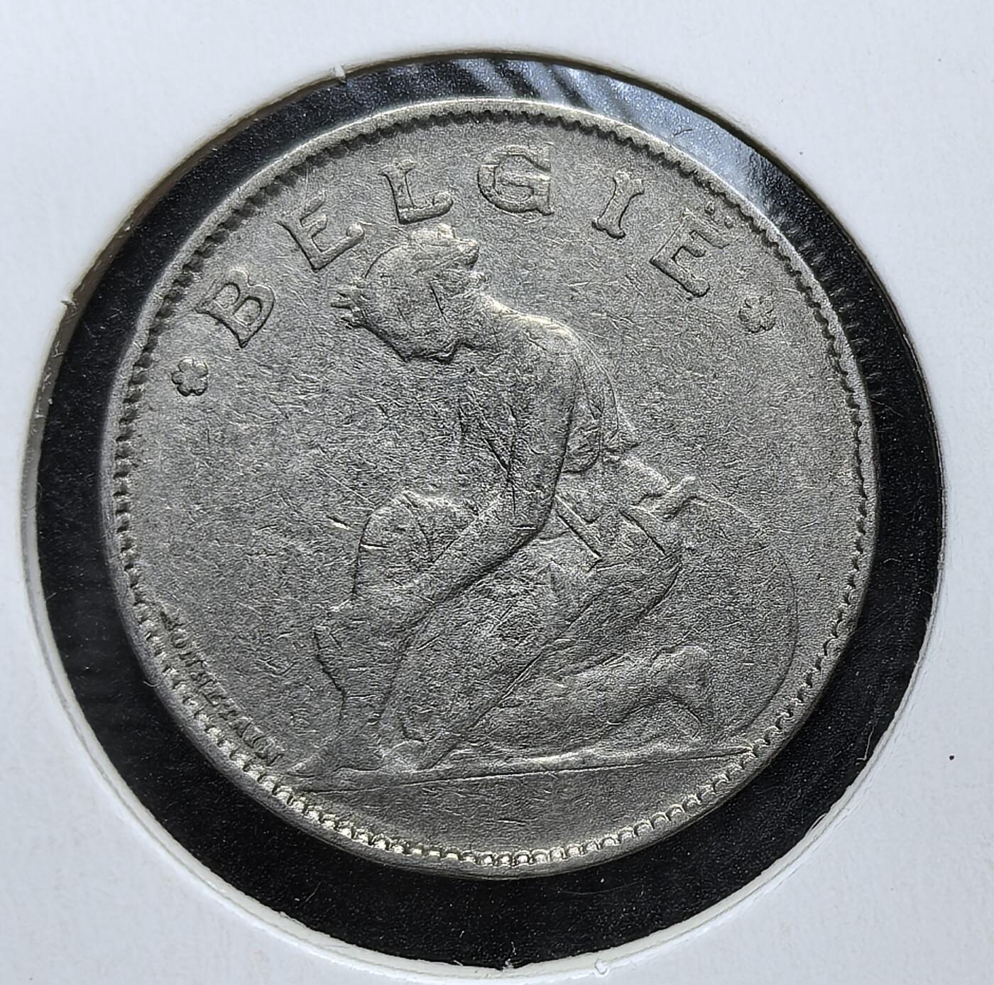 外国优质老铜币银币，周日九点倒数截拍，满百包邮，持续收拍，初八发货 比利时1922年1法郎镍币。正面的双蛇杖（商神杖）与 “GOED VOOR 1 F” 字样，象征商业与货币价值；背面的跪姿少女图案与荷兰语国名 “BELGIË”，是一战后比利时为提振民族信心、重建经济而设计的货币符号，见证了国家从战争创伤中复苏的历程。