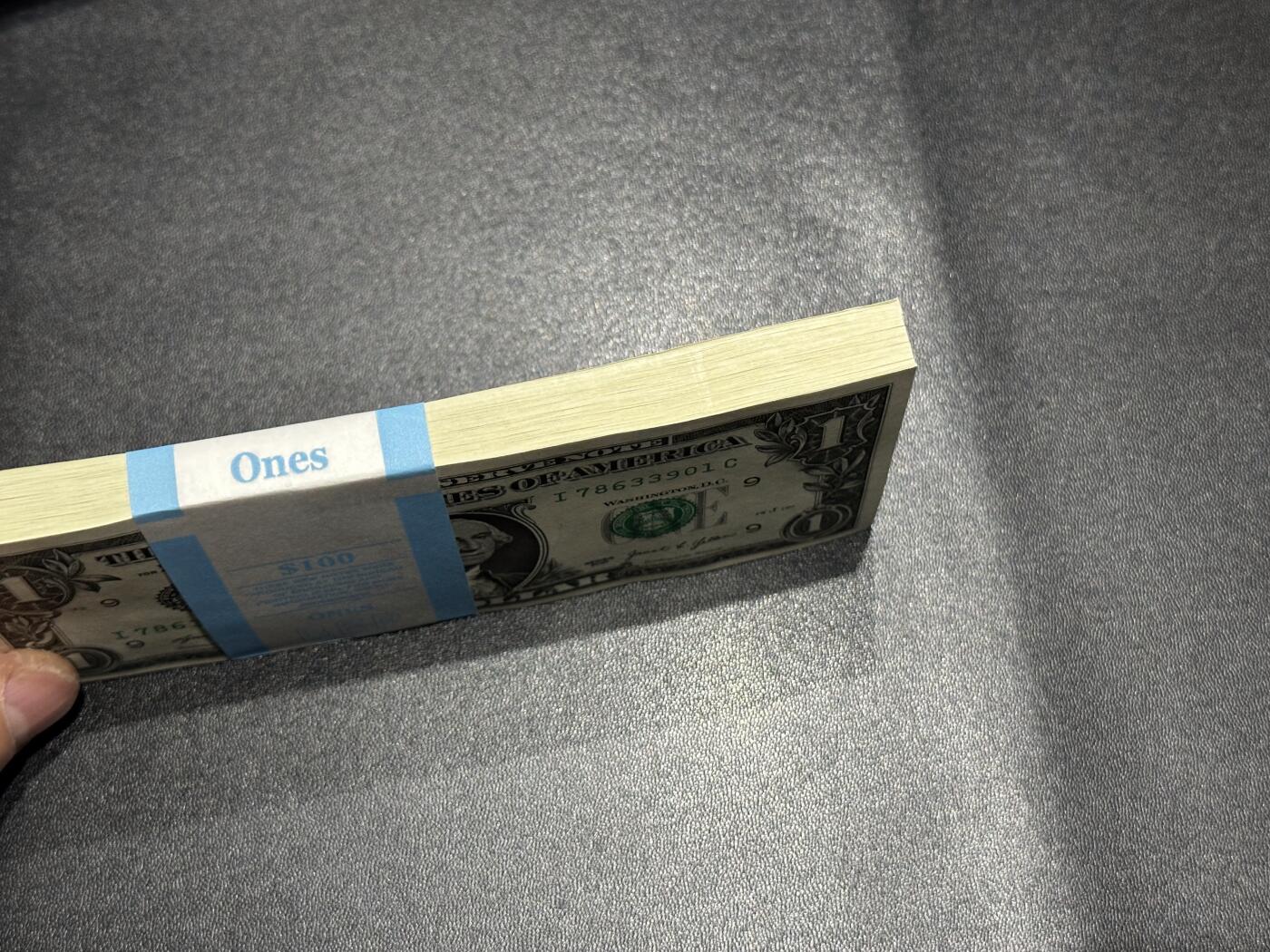 《外钞收藏家》第六百一十二期（ 精选场）（长期征集拍品、欢迎藏友们联系合作） 2021年美国1美元 标准100连号 全新 尾901-000