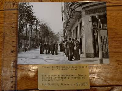 凯旋世界勋赏（持续上新中）（第22期新年大拍）（欢迎送拍）（对拍品有疑问请询问客服，不接受到手刀，出价默认拍品品相。请认真阅读拍卖规则！出价默认已认可！）（收到货请录制开箱视频，无视频概不处理问题。） - 维希市的 Hôtel du Parc（公园酒店）门前，这是维希政权元首贝当元帅的官邸。  - 事件：记者们在酒店外等候，等待贝当元帅接见总理拉瓦尔（Laval）。