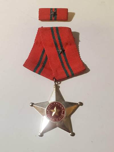 韵星假日军品类拍卖第42期 -- Rimey Holidays Militaria Auction 42 - 越南民主共和国（北越）三级战功勋章带略一套 越战早期白铜版本 非后期铝