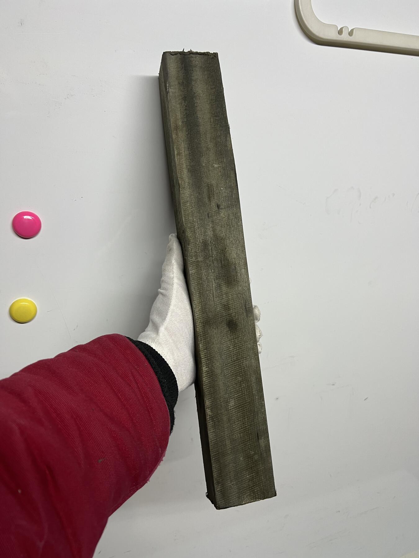 零元拍：NO.7 爆满金丝祖母绿乌木金丝楠  做镇尺 刀把，无需打磨就已经金光闪闪。满金丝药香，尺寸约：44/5.54.8厚CM。