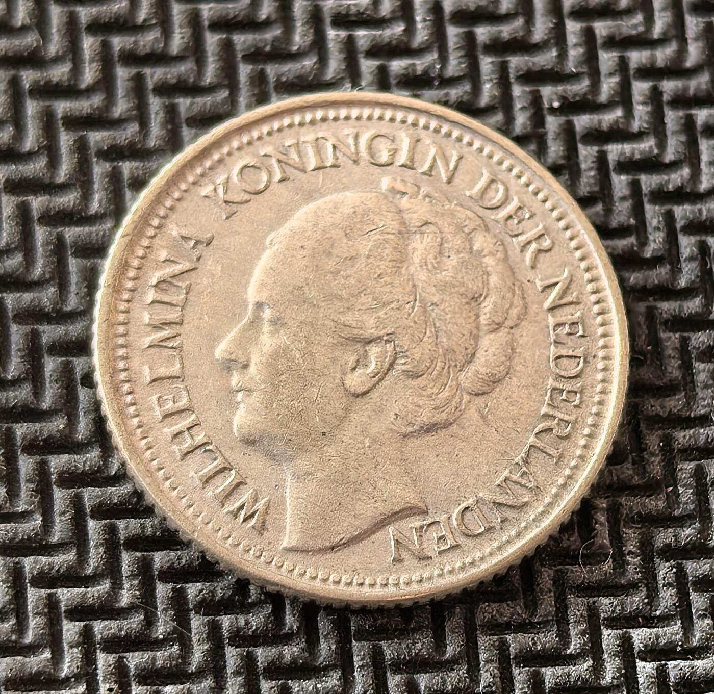 外国优质老铜币银币，周日九点倒数截拍，满百包邮，持续收拍，初八发货 荷兰1936年10分银币，发行于威廉敏娜女王统治末期。正面为女王像，彰显君主立宪制下的王室权威；背面的橡叶纹饰象征国家荣耀，见证了二战前荷兰的稳定与殖民帝国余晖，是荷兰近代货币史的重要载体。