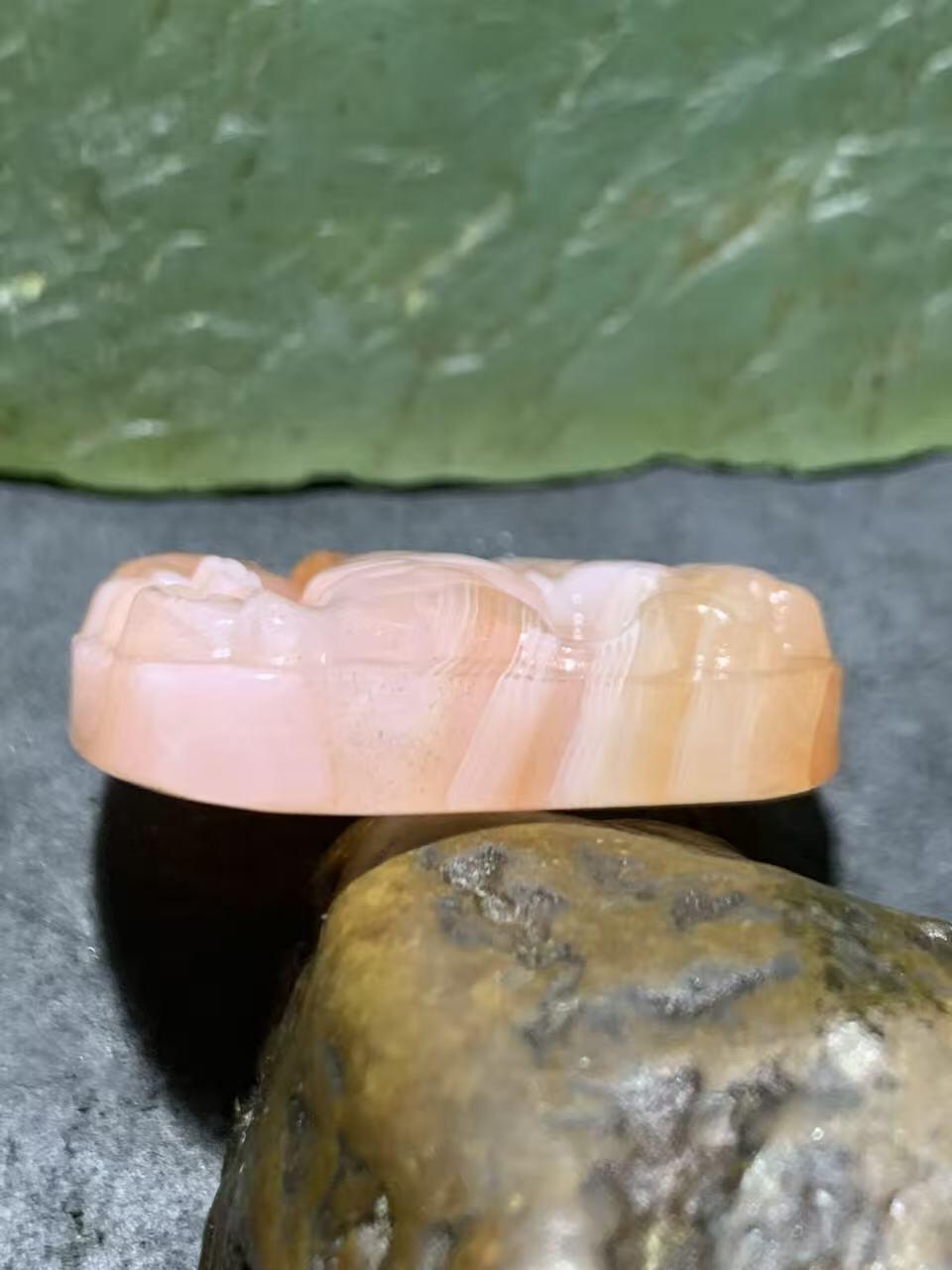 川料红白千层纹南红玛瑙雕刻瑞兽吊坠一个